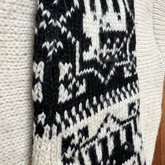 Handcrafted Peruvian Wool Crewneck Pullover Sweater / Medium - Picture 8 of 9